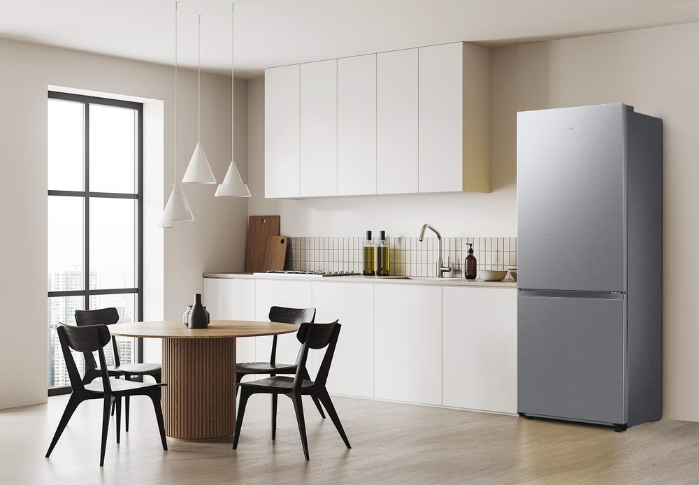 Lednice Samsung RB53DG706CB1EO ve střírné v barvě umístěná v kuchyni