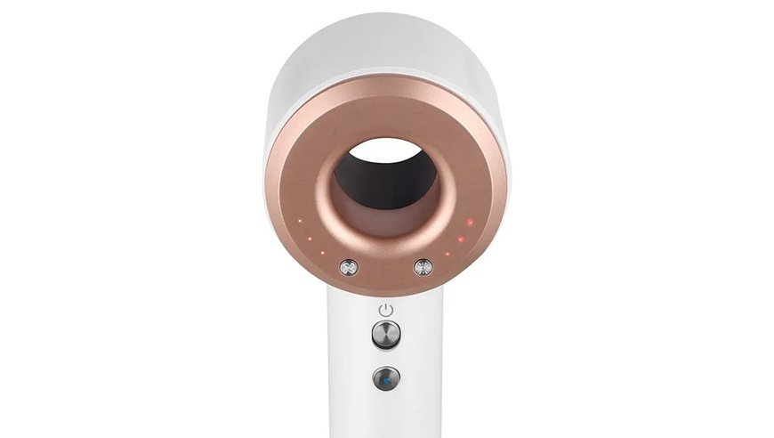 Detail fénu Sencor SHD 8900RS s kruhovým výstupem vzduchu, ovládacími tlačítky a LED indikací nastavení.