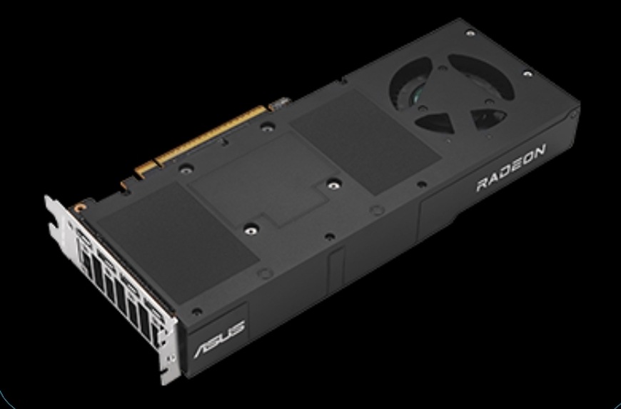 Zadní strana grafické karty s kovovým backplate a výstupními porty