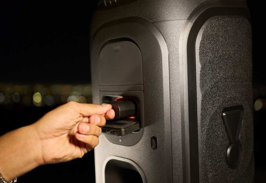 Detail výměny akumulátoru v reproduktoru JBL PartyBox 130