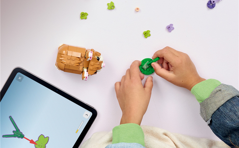 Stavebnice LEGO Creator 3 v 1 umožňuje z jedné sady kostek postupně sestavit křečka, ježka nebo orla