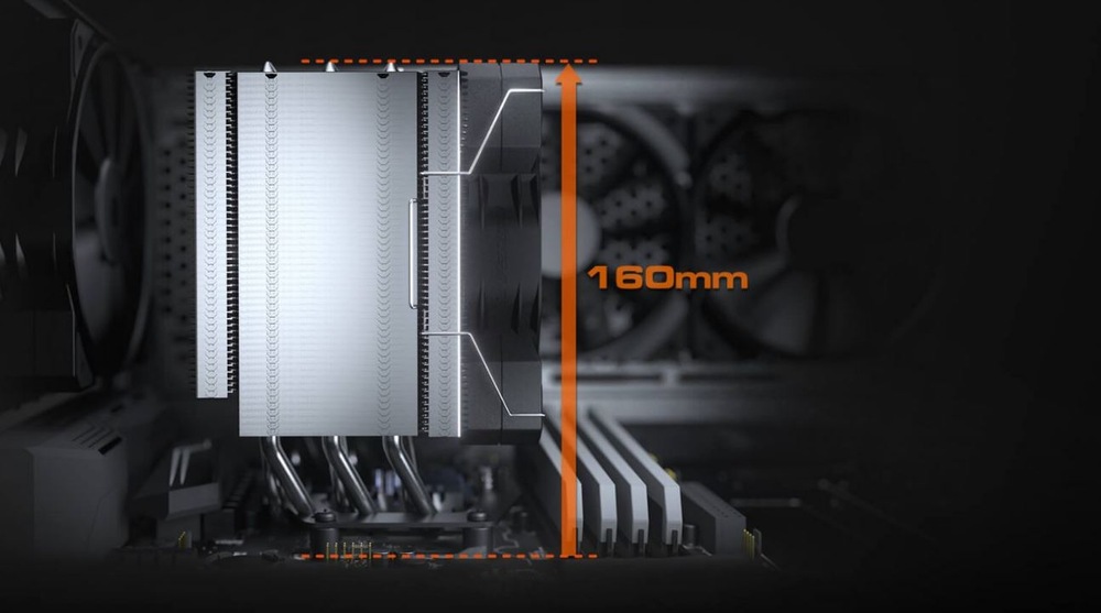 Detailní záběr na CPU chladič v tmavém interiéru. Oranžová čára s označením „160 mm“ ukazuje výšku nainstalovaného chladiče.