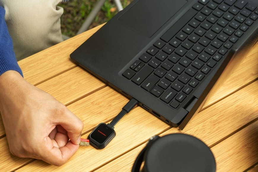 Vložení microSD karty do čtečky připojené k notebooku