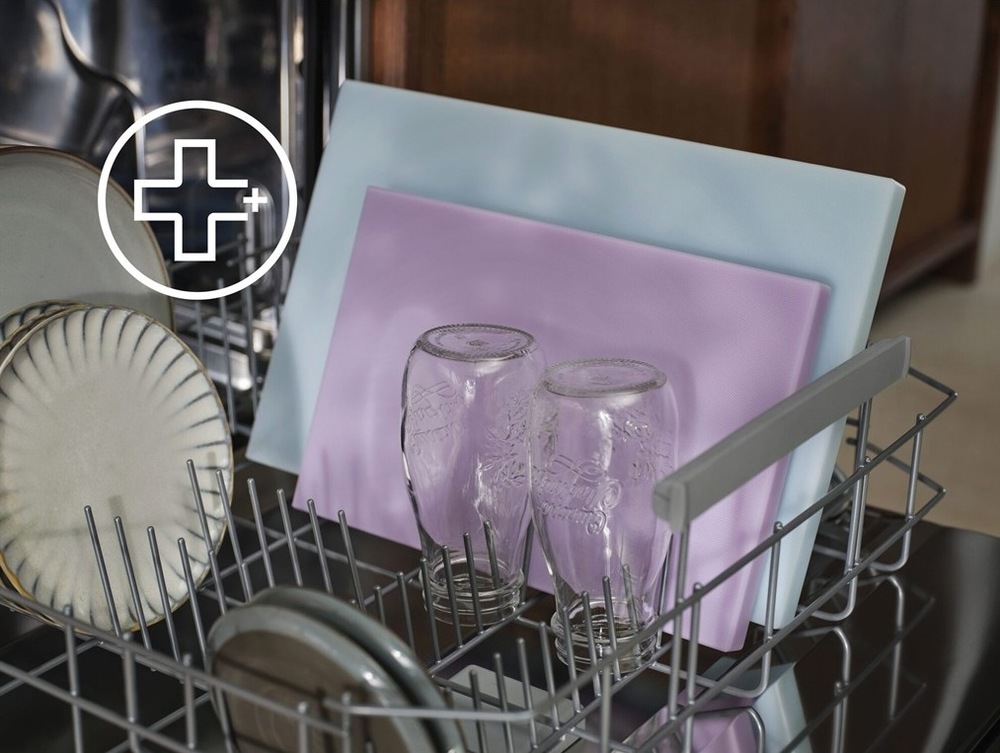 Myčka nádobí Electrolux Série 600 E62ID220SX Spodní zásuvka myčky Electrolux. Uvnitř jsou krájecí prkýnka, talíře a džbány. Vlevo symbol pro program ExtraHygiene.