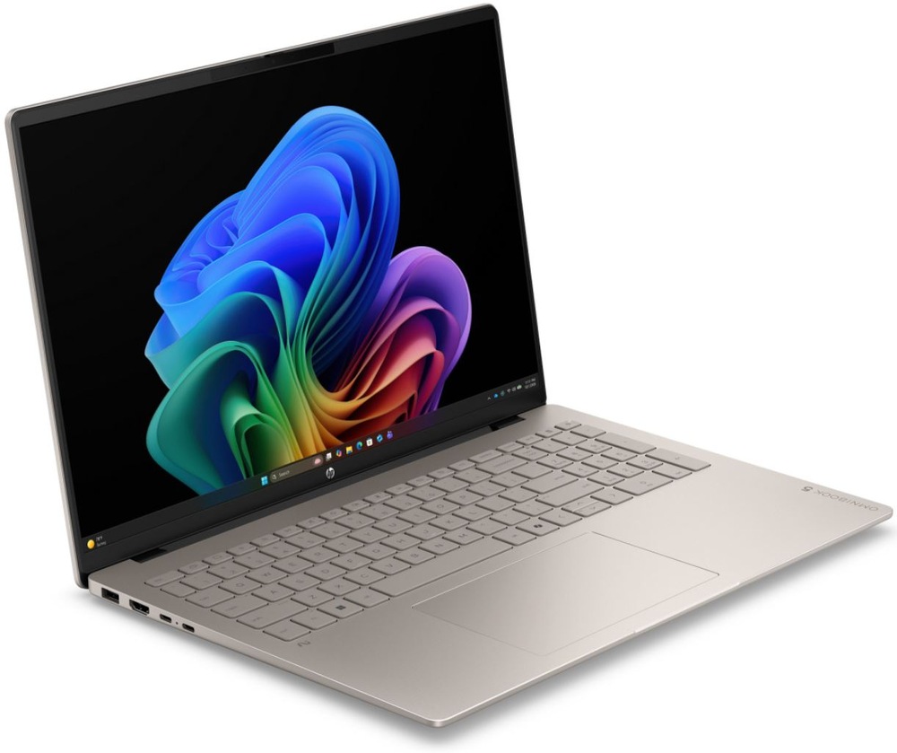 Notebook HP OmniBook 5 16-bp0001ncx + Game Pass předplatné na 2 měsíce béžový Notebook HP OmniBook 5 v šikmém pohledu s tenkým provedením