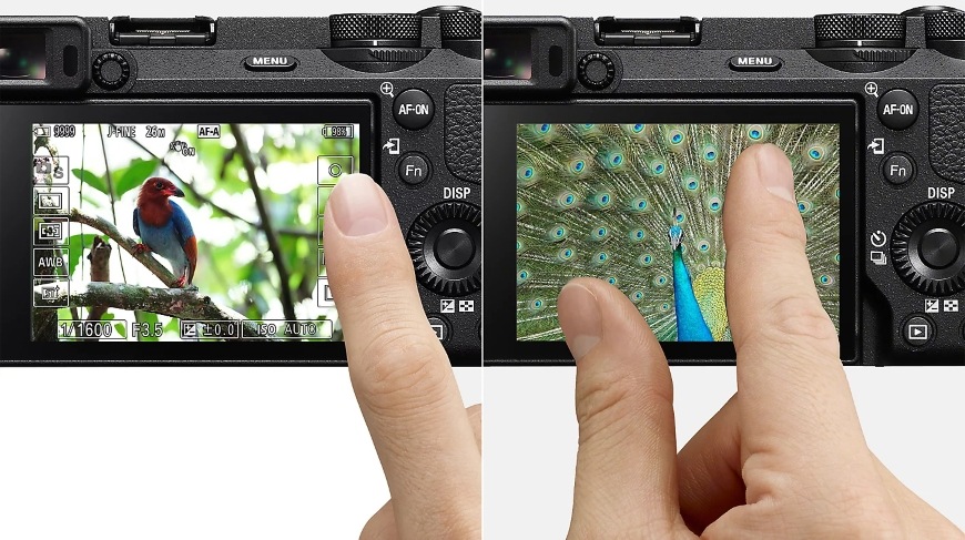 Detail displeje fotoaparátu Sony Alpha 6700 s dotykovým ovládáním