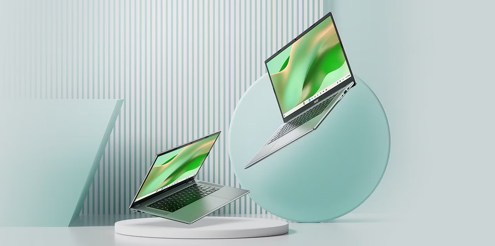 Lifestylová fotografie dvojice tenkých a výkonných notebooků Acer Chromebook 315