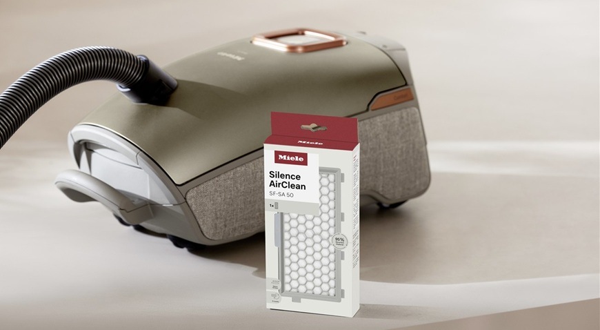 Filtr Miele Silence AirClean SF-SA 50-1 Vysavač Miele a vedle něj je zabalený filtr Miele Silence AirClean.