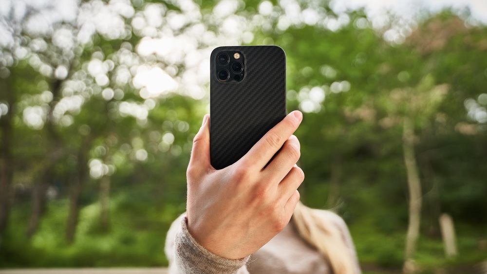 Kryt na mobil Epico Carbon na Apple iPhone 12 Pro Max černý Kryt na mobil Epico Carbon na Apple iPhone 12 Pro Max černý
