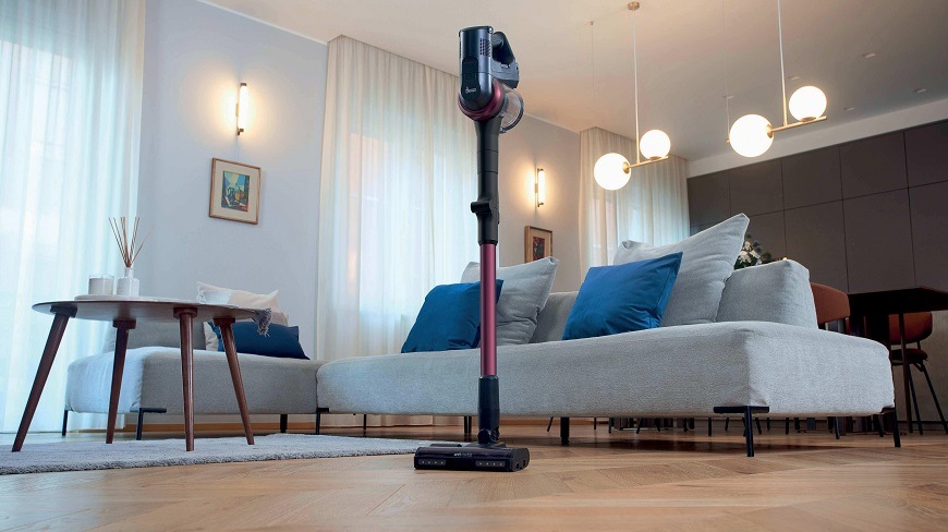 Tyčový vysavač Hoover HF4P10HX 011 černý/růžový HF4P10HX 011 vysavač je v parkovací pozici uprostřed místnosti