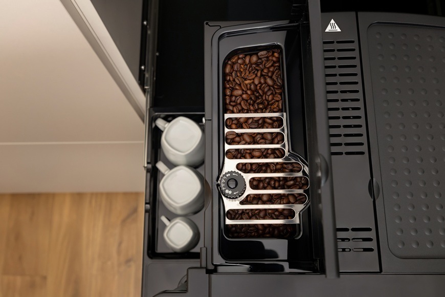 Espresso Gorenje G800 CM4G8BG černá Na obrázku je vrchní pohled s detailem na dávkovač plný kávových zrn. Za kávovarem Gorenje CM4G8BG je prostor na odkládání hrnečků.