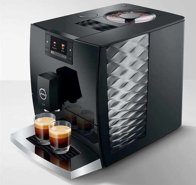 Automatický kávovar Jura C9 Piano Black připravuje dvě sklenice s kávou