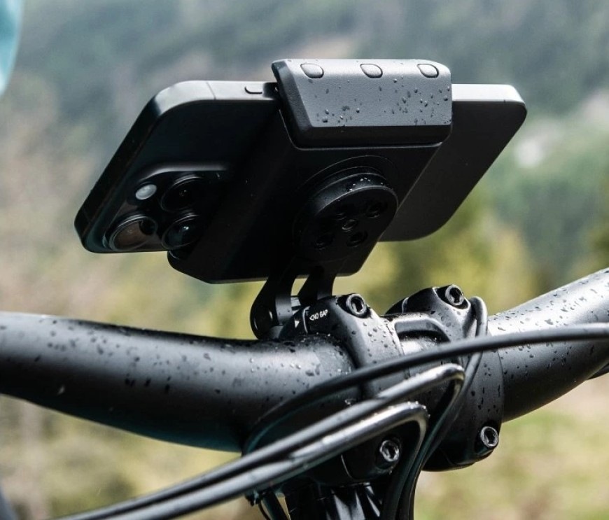 Držák na mobil SP Connect Universal instalovaný na řídítka kola