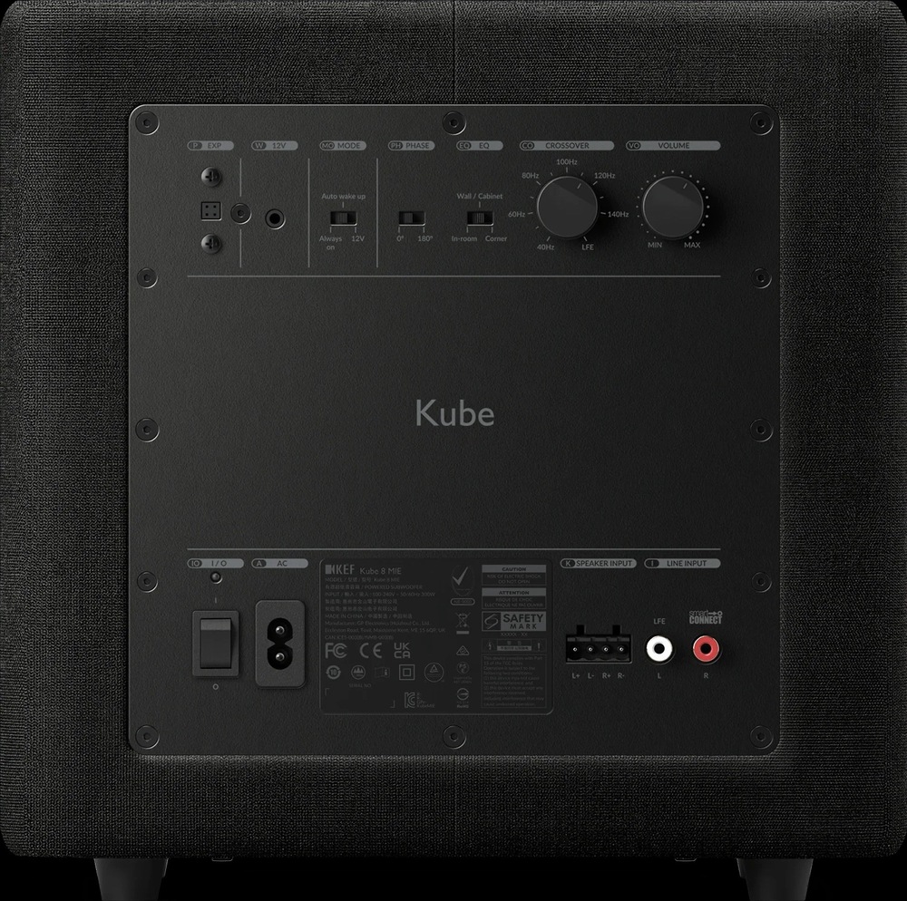 Subwoofer KEF Kube 8 MIE (1 ks) černý Černý subwoofer KEF Kube 8 MIE zezadu s ovládacími prvky, vstupními konektory, vypínačem a napájecí zásuvkou.