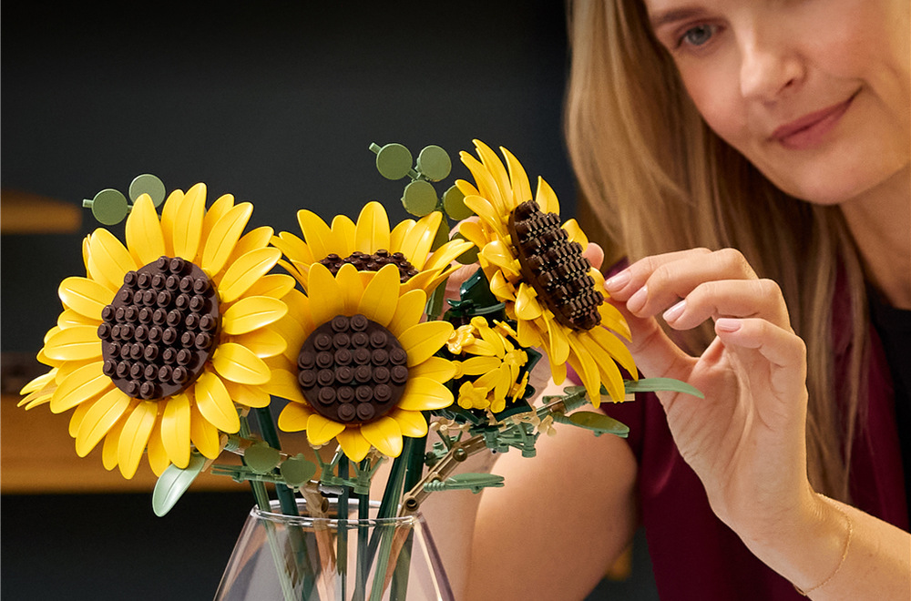 Stavebnice LEGO® Botanicals 11502 Kytice slunečnic Slunečnice symbolizují radost, lásku a štěstí, takže stavebnice potěší jako dárek k různým příležitostem.