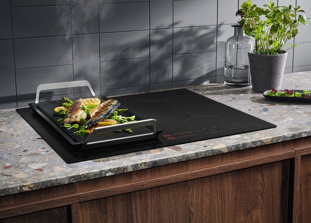 Indukční varná deska Electrolux Série 600 EIV63449CT SaphirMatt SE černá Plancha gril na spojených zónách desky Electrolux.