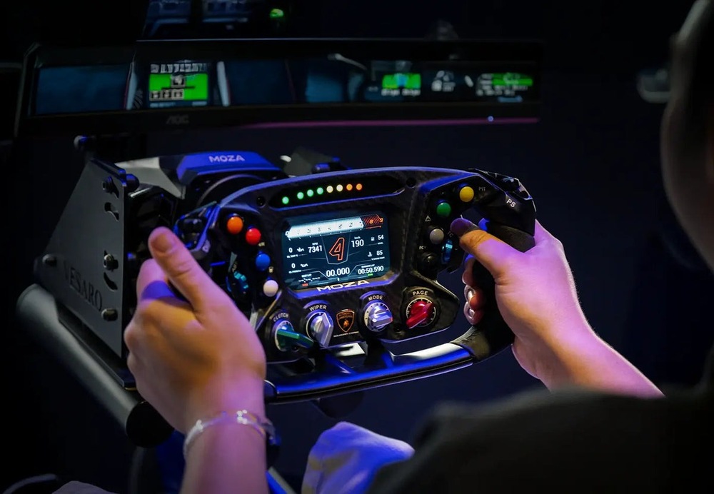 Záběr na ruce uživatele držícího volant Moza Racing Lamborghini Essenza SCV12.