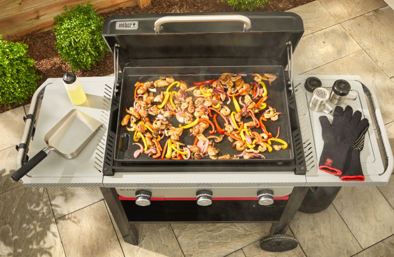Příprava zeleniny a krevet na planche grilu Weber Plancha Slate GPD 71 cm na terase