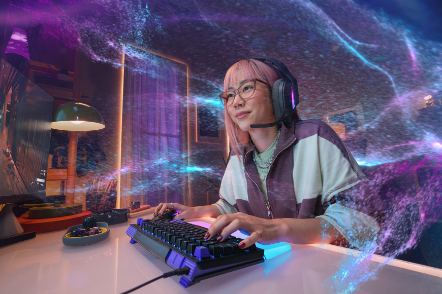 Hráčka používající herní klávesnici Logitech G512 X 75 při hraní na PC sestavě