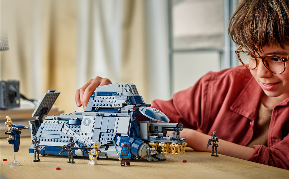 Stavebnice LEGO® Star Wars™ 75435 MTT™ Separatistů z bitvy o Felucii Model MTT zachycuje ikonické bojové vozidlo Separatistů s výsuvným držákem bitevních droidů.