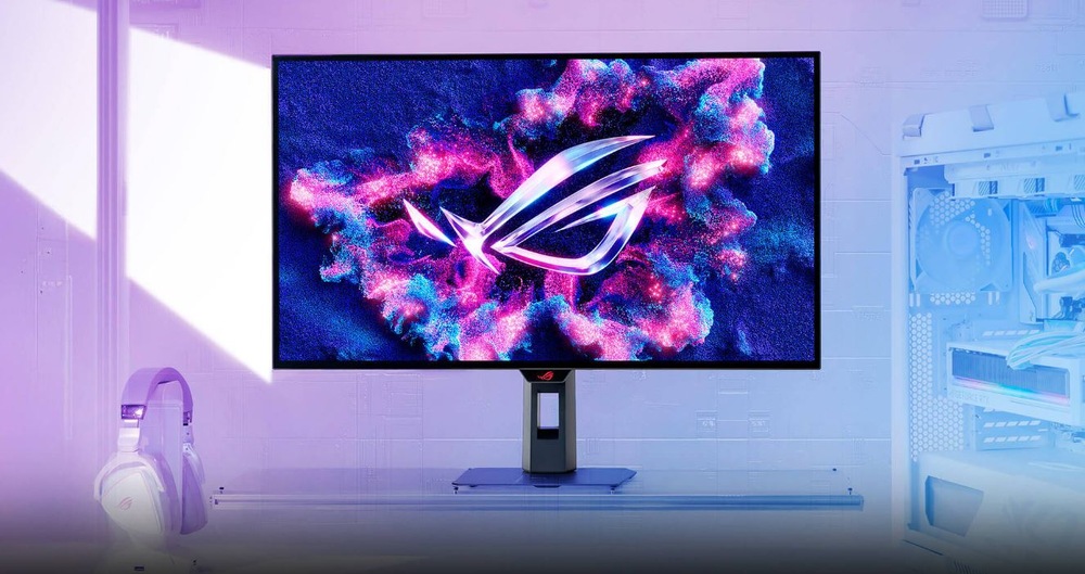 Elegantní herní monitor s živým displejem stojí na pozadí s jemným přechodem barev a nabízí dynamickou, barevnou grafiku vyzařující futuristickou atmosféru.