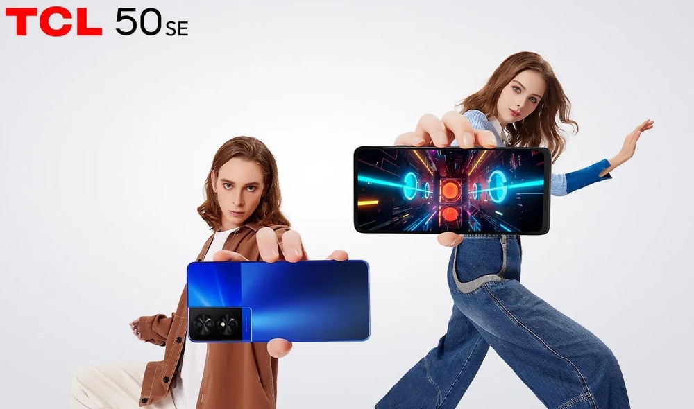 Mobilní telefon TCL 50SE / 128 GB šedý Dvě osoby zobrazují mobilní telefon, jedna ukazuje přední stranu a druhá postava ukazuje zadní stranu.