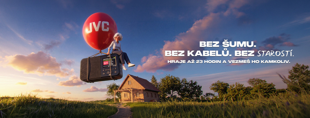 Banner na přenosné akumulátorové rádio JVC RA-E516B-DAB s barevným displejem. Postavička starší ženy sedí na rádiu, které letí nad krajinou s dřevěnou chalupou zavěšené na červeném balónu JVC. Vpravo je text „Bez šumu. Bez kabelů. Bez starostí. Hraje až 23 hodin a vezmeš ho kamkoliv.