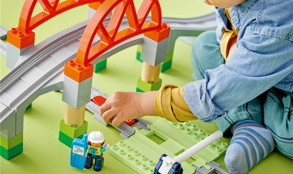 Stavebnice LEGO® DUPLO® 10426 Železniční most a koleje – rozšiřující sada Osm rovných kolejí snadno propojíte s dalšími vláčky a sadami LEGO DUPLO Město pro ještě větší železniční svět.