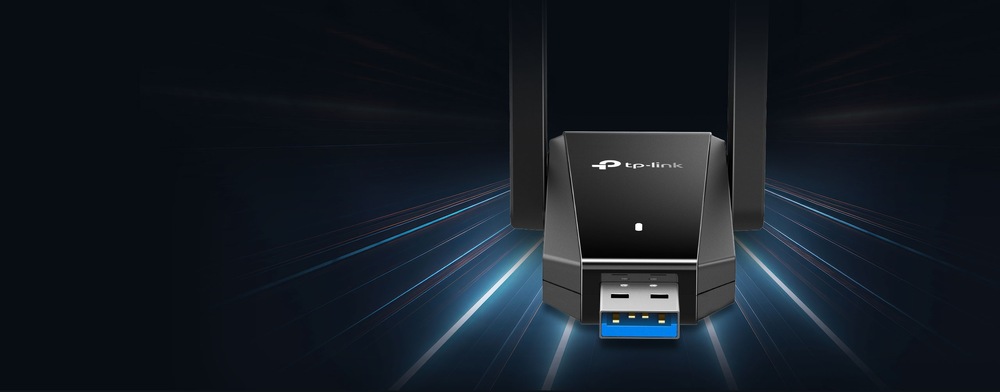 Elegantní černý USB adaptér TP-Link s dvojitou anténou vyniká na tmavém pozadí s dynamickými modrými světelnými pruhy, které symbolizují rychlost a konektivitu.