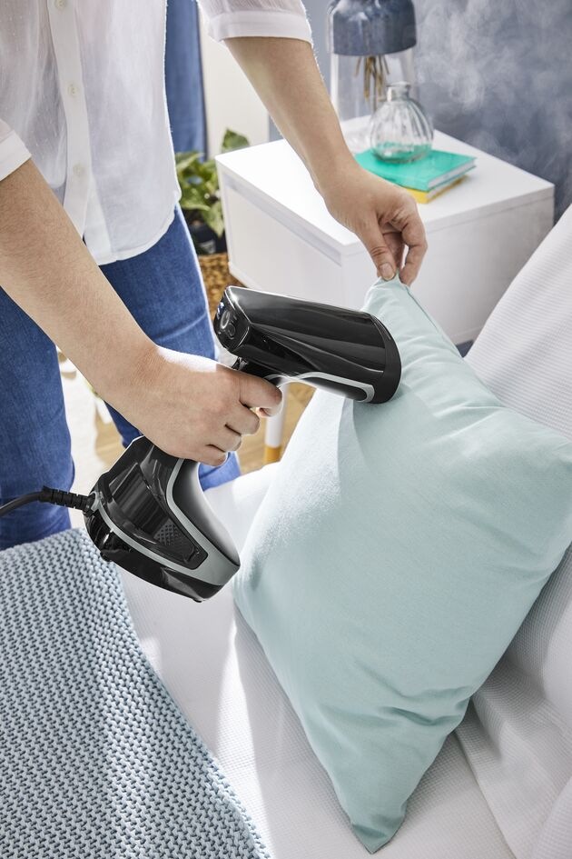 Ruční napařovač oděvů Tefal Access Steam Force DT8270E1 Muž dezinfikuje polštář ručním napařovačem Tefal Access Steam Force DT8270E1