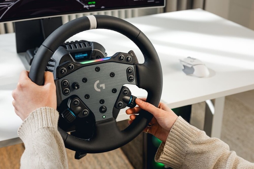 Ergonomicky rozmístěné ovládací prvky a multifunkční tlačítka umožňují rychlé nastavení i ovládání během závodu