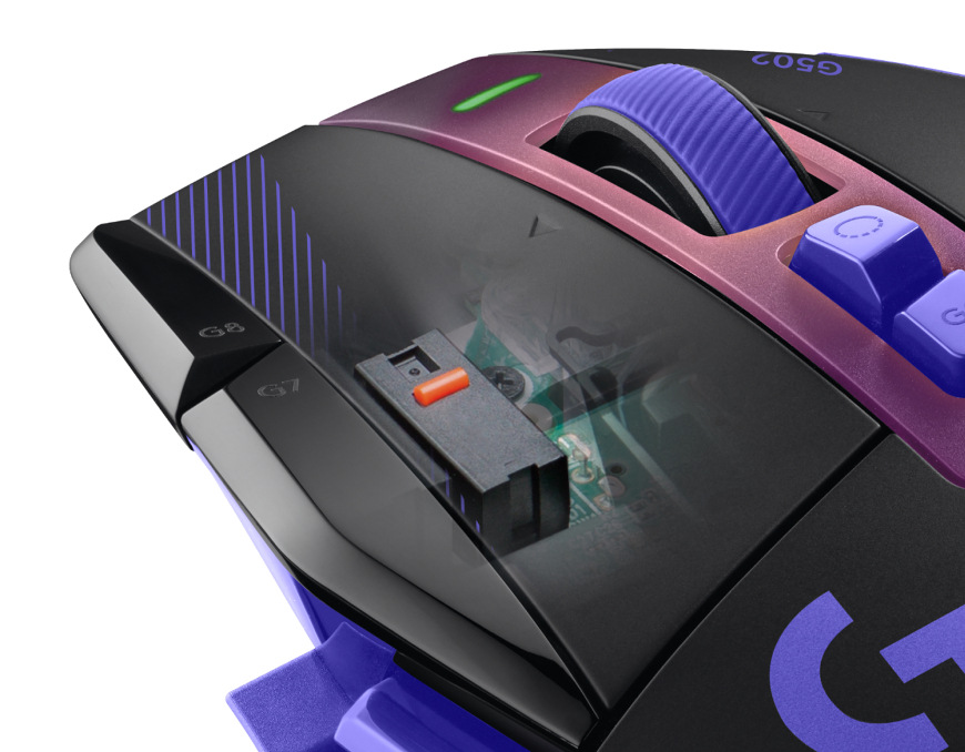 Myš Logitech G502 X Plus fialová Detail horní části myši Logitech G502 X Plus s výměnným tlačítkem, rolovacím kolečkem a bočními tlačítky