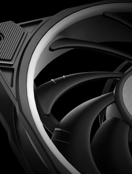 Ventilátor AKASA SOHO AR, 120 mm, ARGB, PWM černý Detail obrázku lopatek ventilátoru.