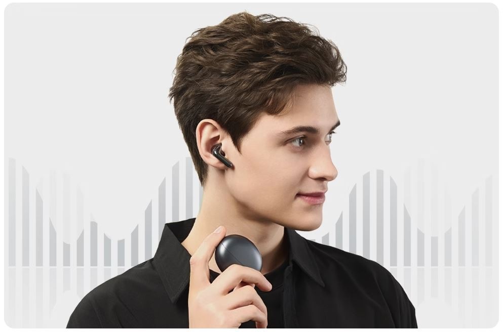 Sluchátka HONOR Choice Earbuds S8 šedá Muž, který má v uchu sluchátka HONOR Choice Earbuds S8