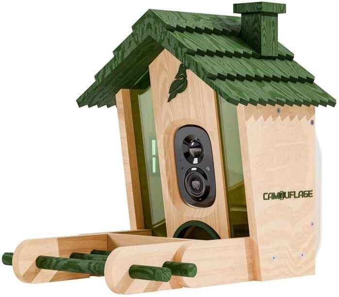 Chytré krmítko Camouflage EZ-BirdSpot zelené Detail dřevěné konstrukce s nápisem Camouflage a bidýlky z levé strany