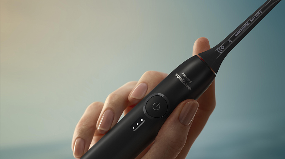 Detail kartáčku Philips HX4033/32 Sonicare 3100 v ženské ruce
