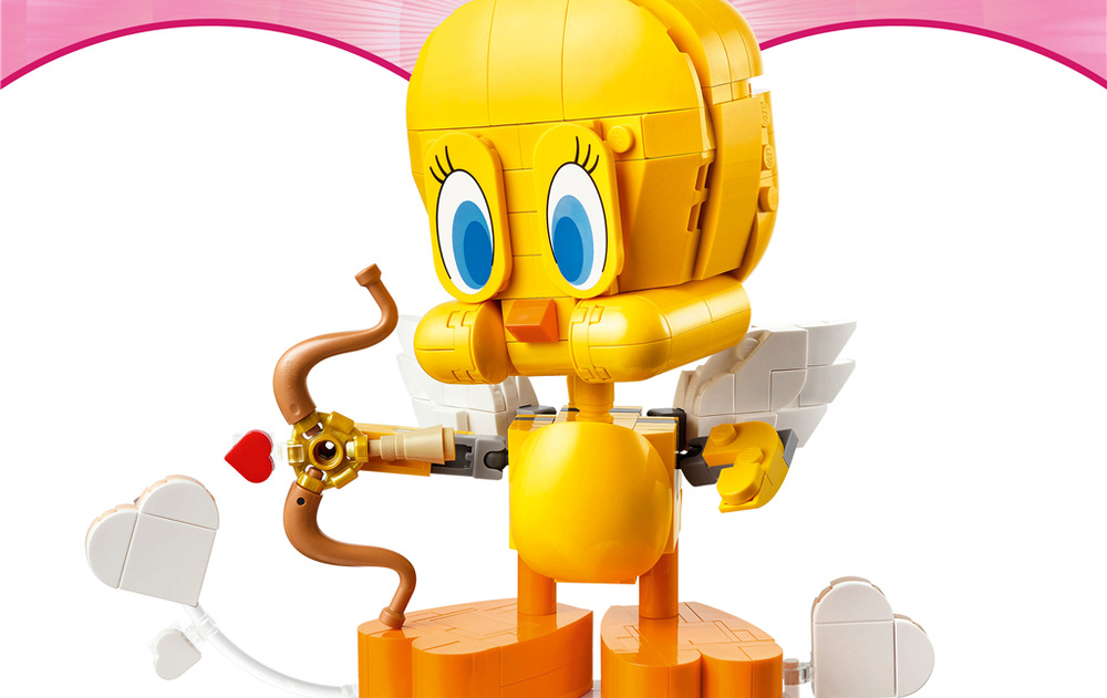 Stavebnice LEGO Looney Tunes nabízí dvě podoby Tweetyho, kterého můžete vystavit jako Amorka nebo s kyticí
