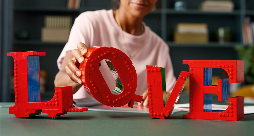 Stavebnice LEGO® Art 31214 LOVE Barevný prostorový model LEGO Art ozvláštní moderní i klasický interiér jako originální dekorace inspirovaná uměním.