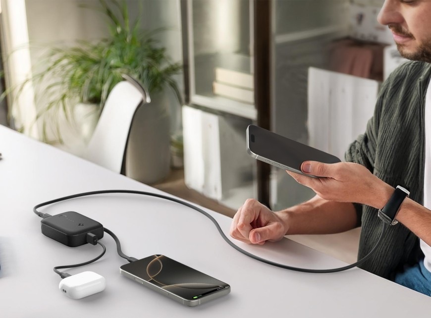 Powerbanka Spigen Essential 30 W, 10000 mAh černá Powerbanka Spigen Essential 30 W, 10000 mAh - černá