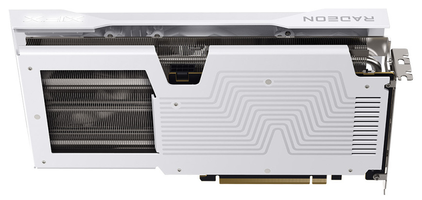 Zadní strana XFX Radeon RX 9060 XT OC s bílým backplate a žebrováním chladiče