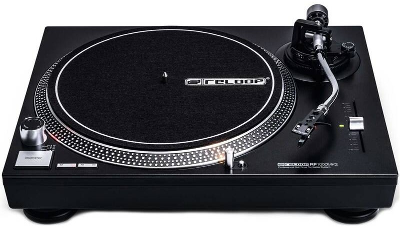 černý gramofon Reloop RP-1000 MK2 s řemínkovým pohonem a robustním raménkem