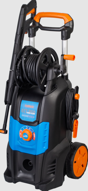 Zadní pohled na Narex ECT 850 Twin Flow s navijákem hadice a kolečky