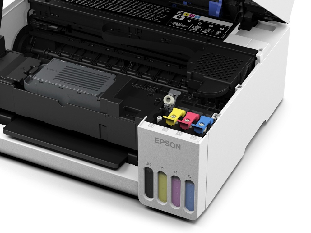 Tiskárna multifunkční Epson EcoTank L3366 bílá Detail otevřené tiskárny Epson EcoTank s odkrytým vnitřním tiskovým mechanismem. Vpravo jsou čtyři barevně označené plnicí otvory inkoustových nádržek a průhledná okénka pro kontrolu jejich hladiny