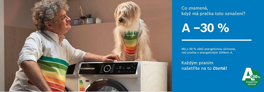 Pán a pes u pračky Bosch Serie 8 v pruhovaných vestách symbolizující energetickou úsporu, součástí obrázku je také text vysvětlující energetickou třídu A se superdeklarací -30%