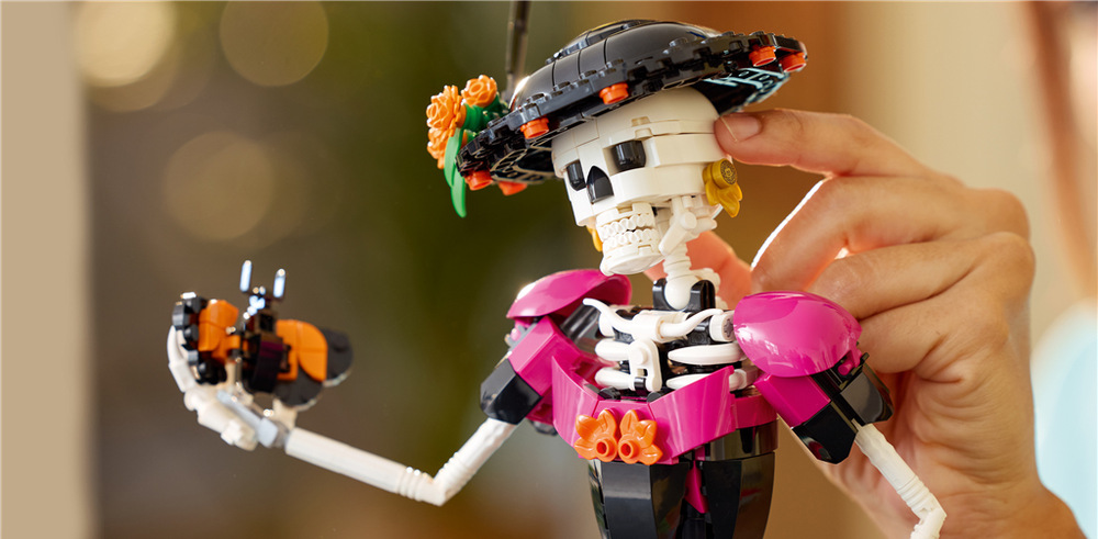 La Catrina měří přes 43 cm a díky výraznému vzhledu se hodí jako působivá celoroční dekorace.