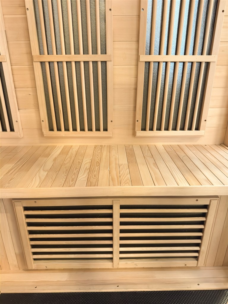 Infrasauna Hanscraft VALENCIA 2+ Náhled na vnitřní dřevěné obložení sauny.