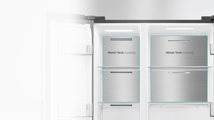 Detailní záběr na vnitřní část chladničky Hisense RS3P538NAIE. Zadní stěna lednice je z nerezové oceli Metal-Tech Cooling 