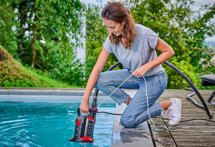 Kalové čerpadlo Einhell Expert GE-DP 7935 N-A LL ECO, 4171465 Žena používá kalové čerpadlo Einhell GE-DP 7935 N-A LL ECO při vypouštění bazénu