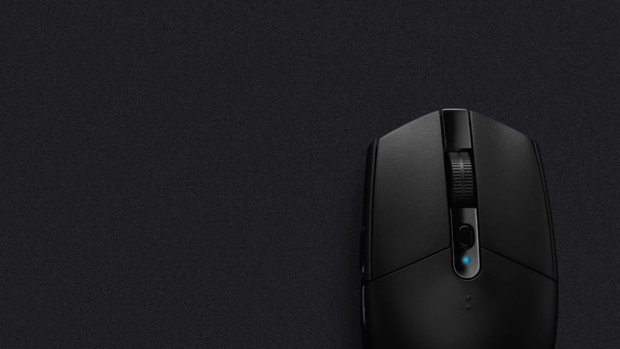 Podložka pod myš Logitech G640 Large Cloth Gaming Mouse Pad - EWR2 černá Logitech G640 Large Cloth Gaming Mouse Pad – detail povrchu s myší