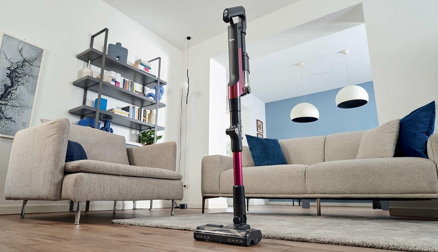 Tyčový vysavač Hoover HF210HXP 011 černý Tyčový vysavač Hoover HF210HXP 011 stojí uprostřed místnosti